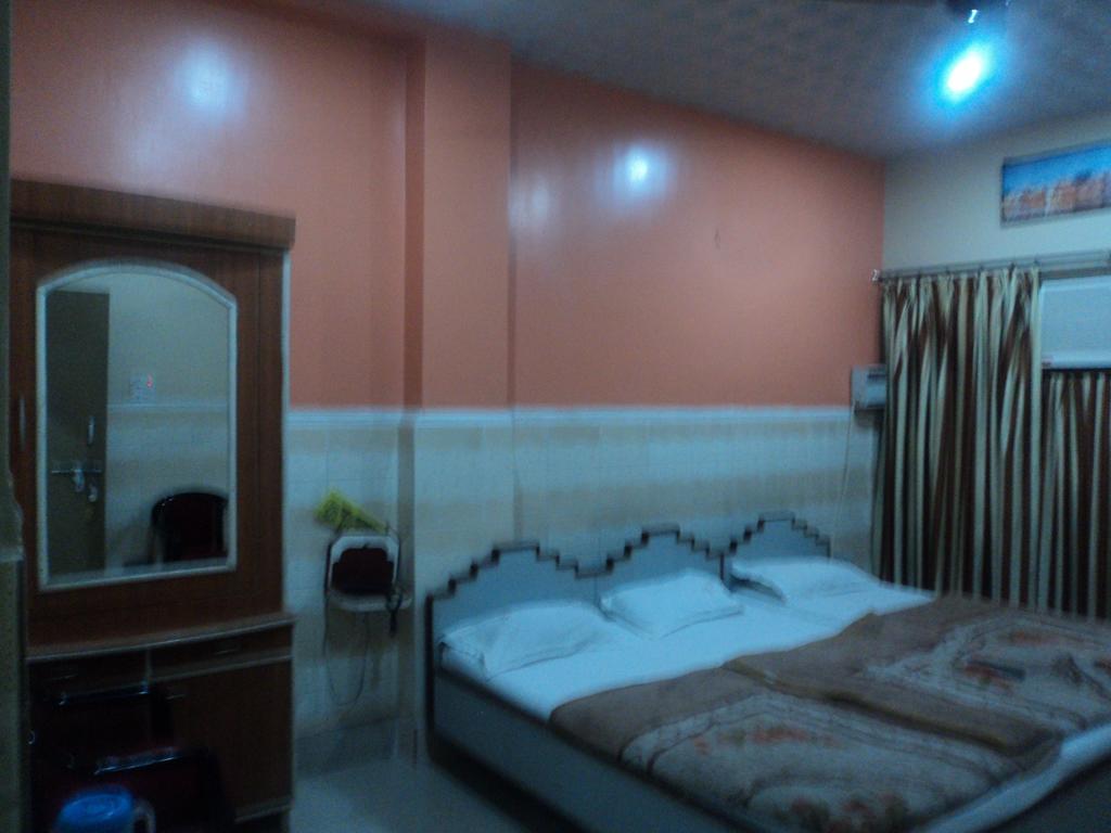 Hotel Jyoti Varanasi Oda fotoğraf