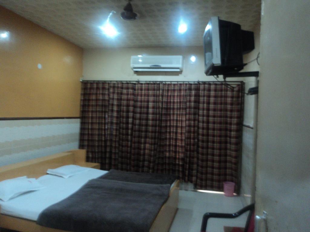 Hotel Jyoti Varanasi Oda fotoğraf